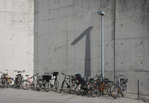 Zrównoważony transport w miejscu pracy: Korzyści i wybór odpowiednich stojaków rowerowych