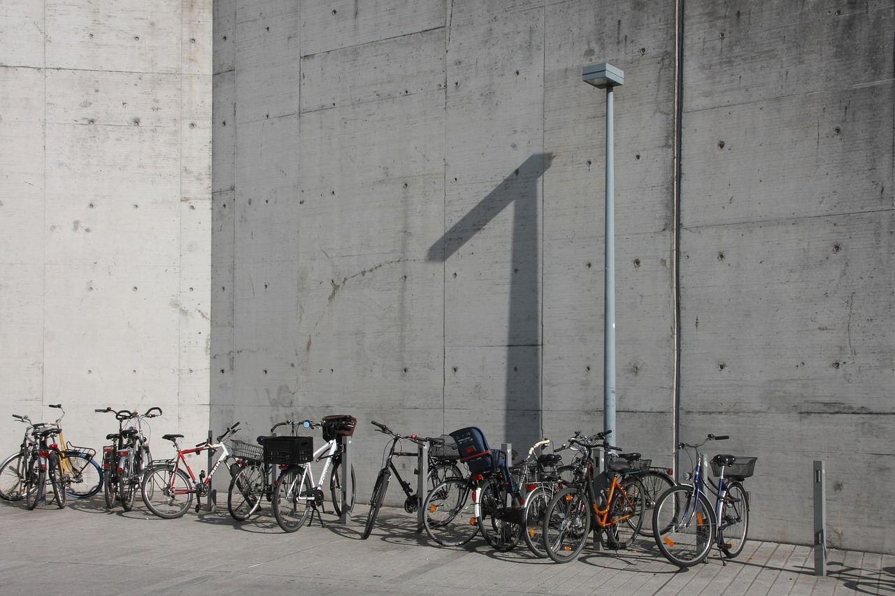 Zrównoważony transport w miejscu pracy: Korzyści i wybór odpowiednich stojaków rowerowych