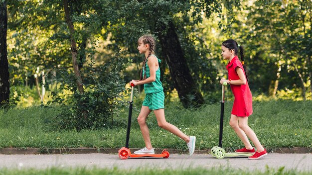 Elektryczne hulajnogi w miejskiej dżungli: jak bezpiecznie i efektywnie poruszać się po mieście?